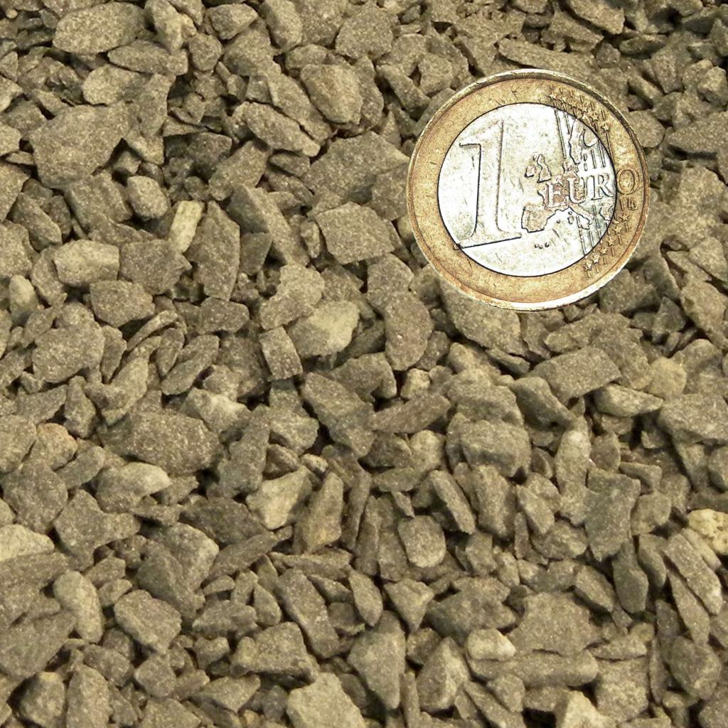 Basaltsplitt schwarz, Körnung 2-5 mm, erdfeucht Basaltsplitt schwarz, Körnung 2-5 mm, erdfeucht