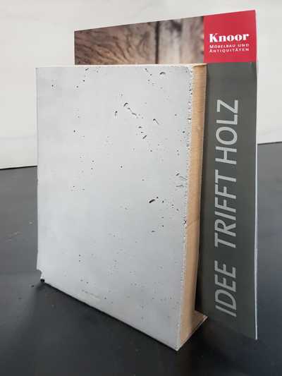 Ein Holzobjekt mit Betonspachtelung