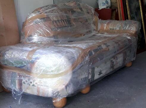 Ein ausrangiertes Sofa